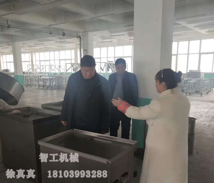 魯山老客戶再次來許昌智工考察訂購湯圓機、元宵制陷機！